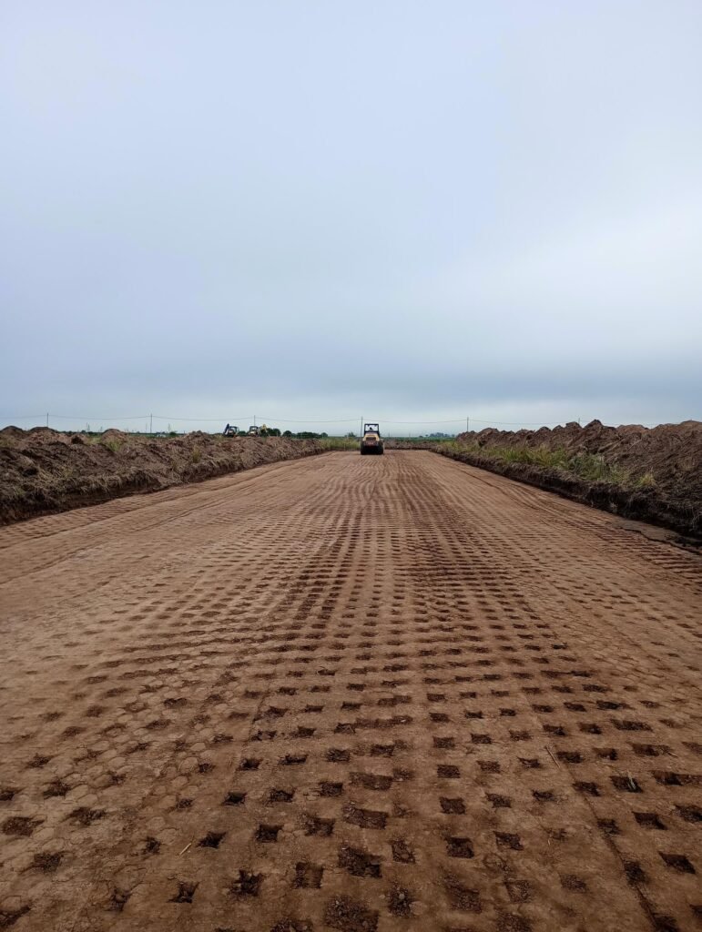 Movimiento de suelos para plateas de viviendas de barrio Universitario de Horizonte II
